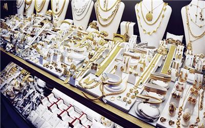 نمایش محصولات تزیینی با جواهرات در هنگ کنگ